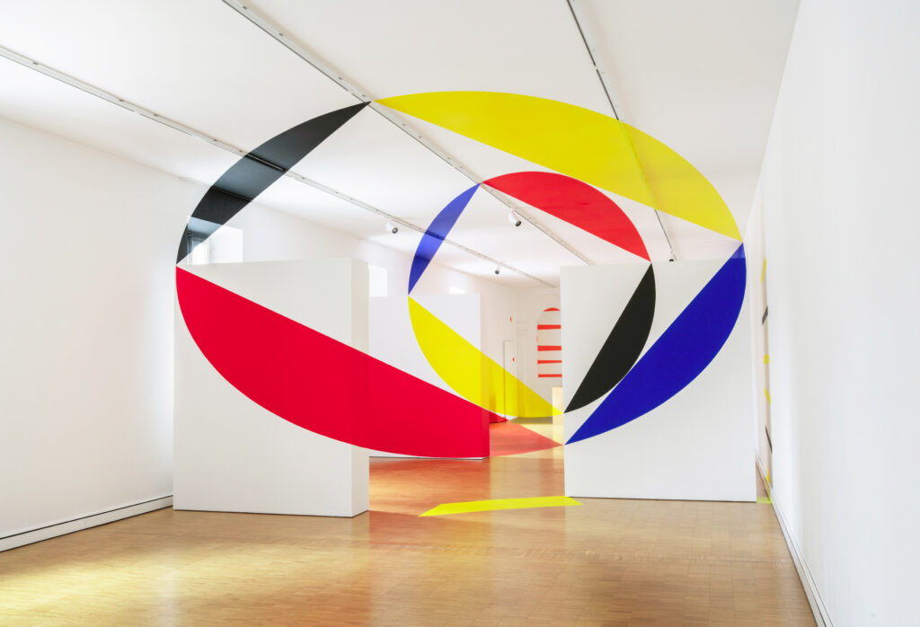 Installazione anamorfica di Felice Varini nelle sale del Museo d'arte Mendrisio: cerchi in rosso, giallo, blu e nero